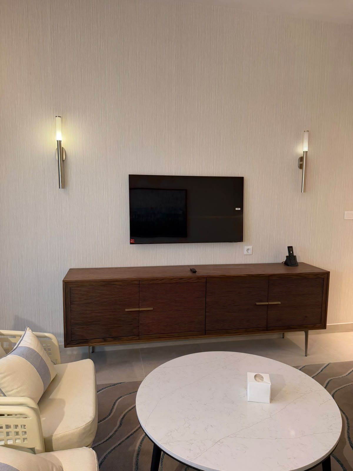 66-marassi-alamein-residence-307-02 Television and seating area, hotel apartment for rent in Marassi Alamein Residence, North Coast | منطقة جلوس وتلفزيون، شقة فندقية للإيجار في مراسي العلمين ريزيدنس، الساحل الشمالي