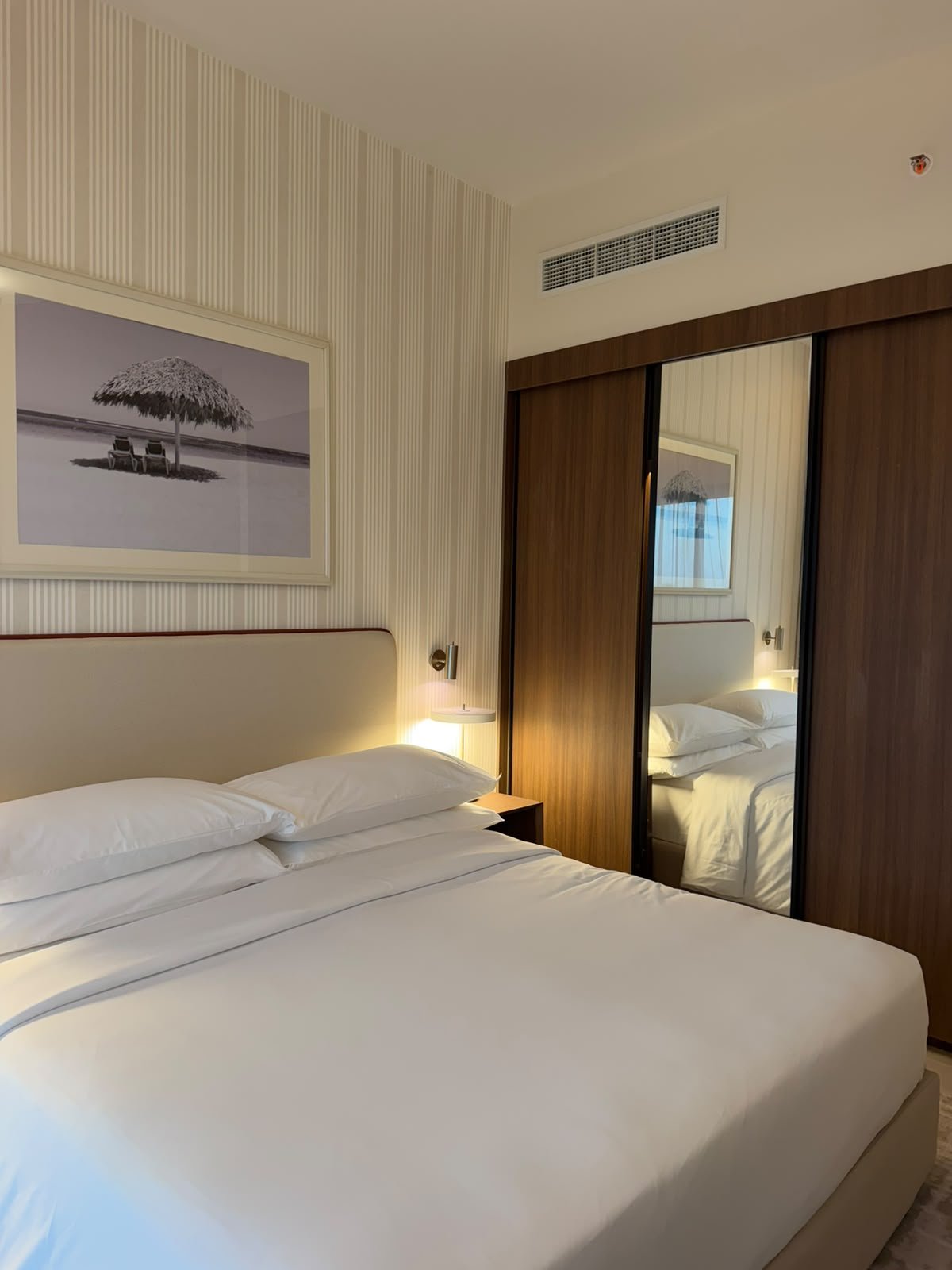 67-marassi-alamein-residence-307-03 Bedroom with a large bed, hotel apartment for rent in Marassi Alamein Residence, North Coast | غرفة نوم بسرير كبير، شقة فندقية للإيجار في مراسي العلمين ريزيدنس، الساحل الشمالي