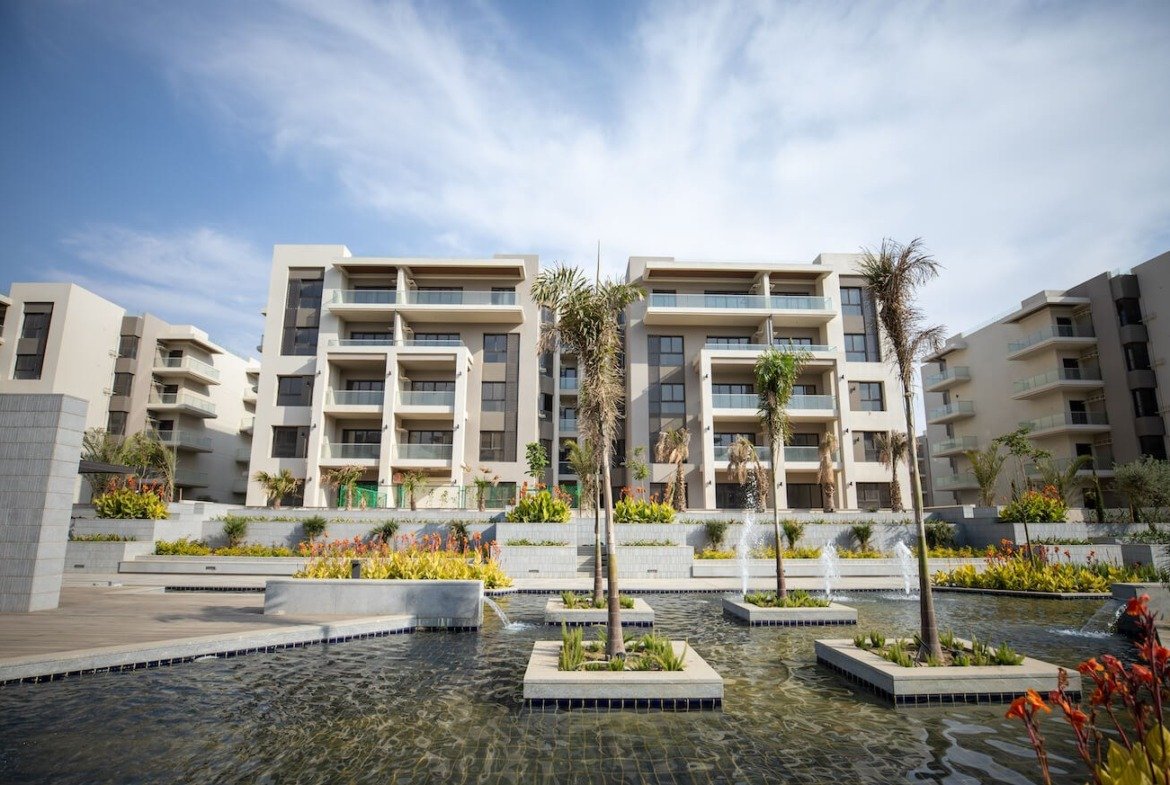 Gardens and outdoor water features, The Address East, New Cairo - general project photo for apartment for sale | حدائق ومساحات مائية خارجية، ذا أدريس إيست، القاهرة الجديدة - صورة عامة للمشروع لشقة للبيع