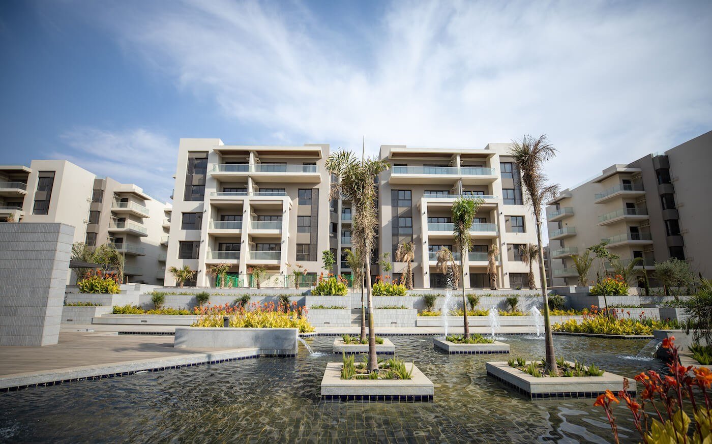 Gardens and outdoor water features, The Address East, New Cairo - general project photo for apartment for sale | حدائق ومساحات مائية خارجية، ذا أدريس إيست، القاهرة الجديدة - صورة عامة للمشروع لشقة للبيع