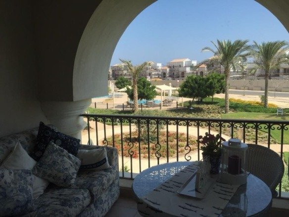 Furnished terrace and landscaped outdoor view, chalet for rent in Marassi Catania, North Coast | تراس مفروش وإطلالة خارجية على المساحات الخضراء، شاليه للإيجار في مراسي كاتانيا، الساحل الشمالي