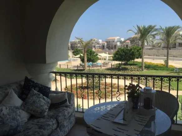 Furnished terrace with outdoor garden view, chalet for rent in Marassi Catania, North Coast | تراس مفروش وإطلالة خارجية على المساحات الخضراء، شاليه للإيجار في مراسي كاتانيا، الساحل الشمالي