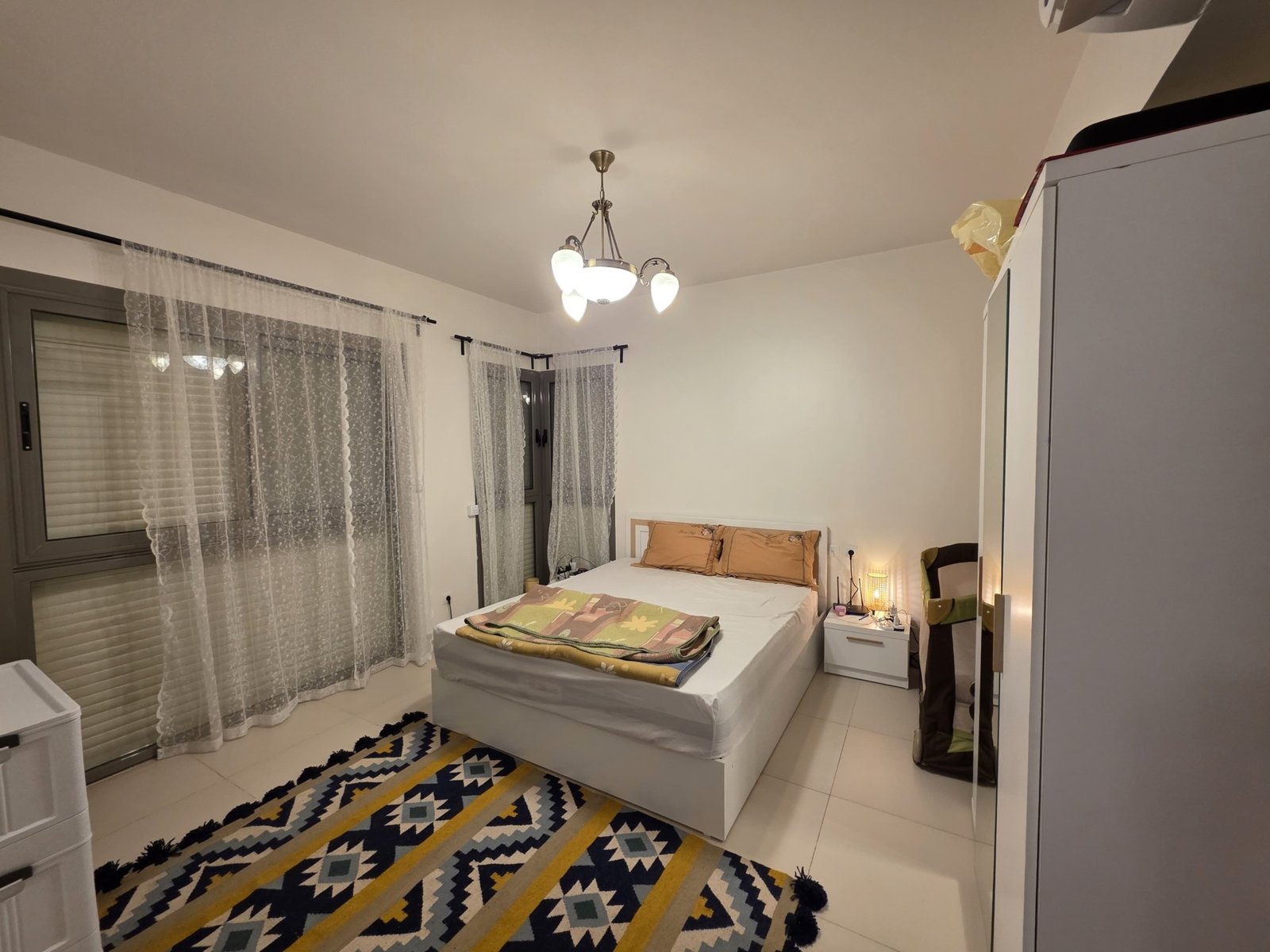 Bedroom with double bed, chalet for rent in Marassi Marina 1, North Coast | غرفة نوم بسرير مزدوج، شاليه للإيجار في مراسي مارينا 1، الساحل الشمالي