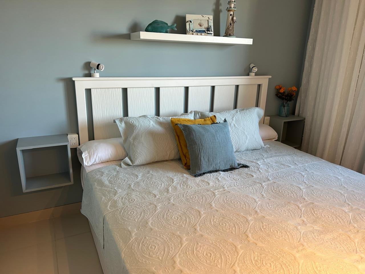 Bedroom with a double bed, chalet for rent in Marassi Marina Views, North Coast | غرفة نوم بسرير مزدوج، شاليه للإيجار في مراسي مارينا فيوز، الساحل الشمالي