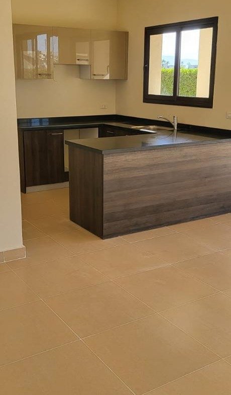 Kitchen with island and cabinets, Marsa Baghush villa for sale | مطبخ بخزائن وجزيرة وسطية، فيلا للبيع في مرسى باجوش
