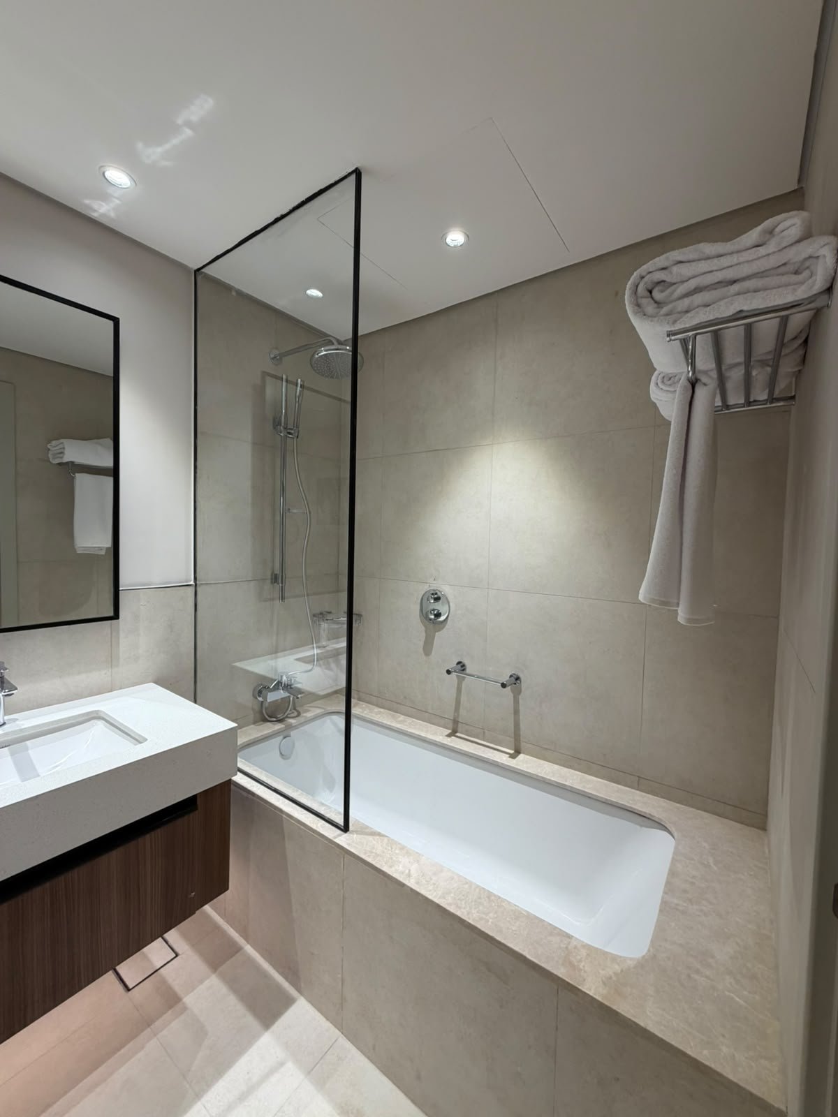 70-marassi-alamein-residence-307-06 Bathroom with bathtub and shower, hotel apartment for rent in Marassi Alamein Residence, North Coast | حمام مع بانيو ودش، شقة فندقية للإيجار في مراسي العلمين ريزيدنس، الساحل الشمالي