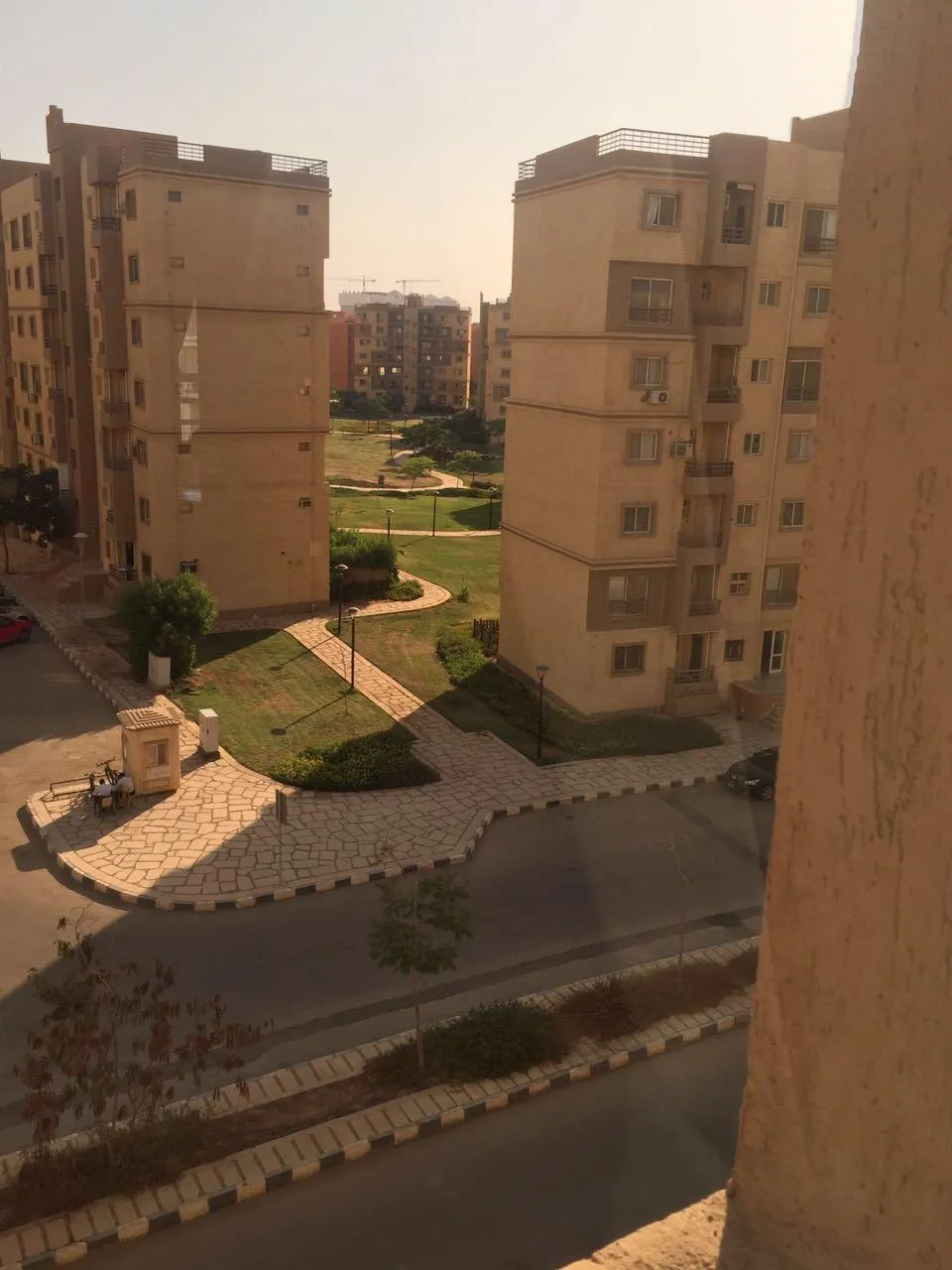71-madinaty-apartment-rent-189-00 منظر بين عمارتين ناحية الشارع - شقة في مدينتي، القاهرة الجديدة