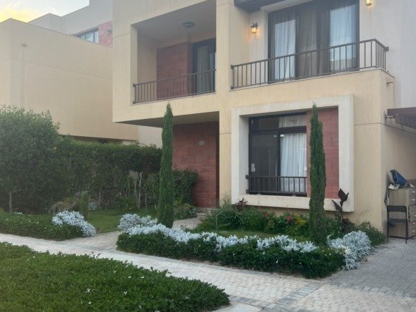 Villa exterior and landscaped garden, villa for rent in Marassi Blanca, North Coast | واجهة الفيلا وحديقتها المنسقة، فيلا للإيجار في مراسي بلانكا، الساحل الشمالي