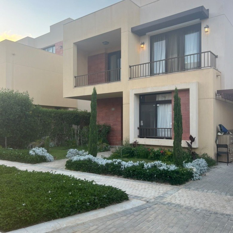 Villa exterior and landscaped garden, villa for rent in Marassi Blanca, North Coast | واجهة الفيلا وحديقتها المنسقة، فيلا للإيجار في مراسي بلانكا، الساحل الشمالي