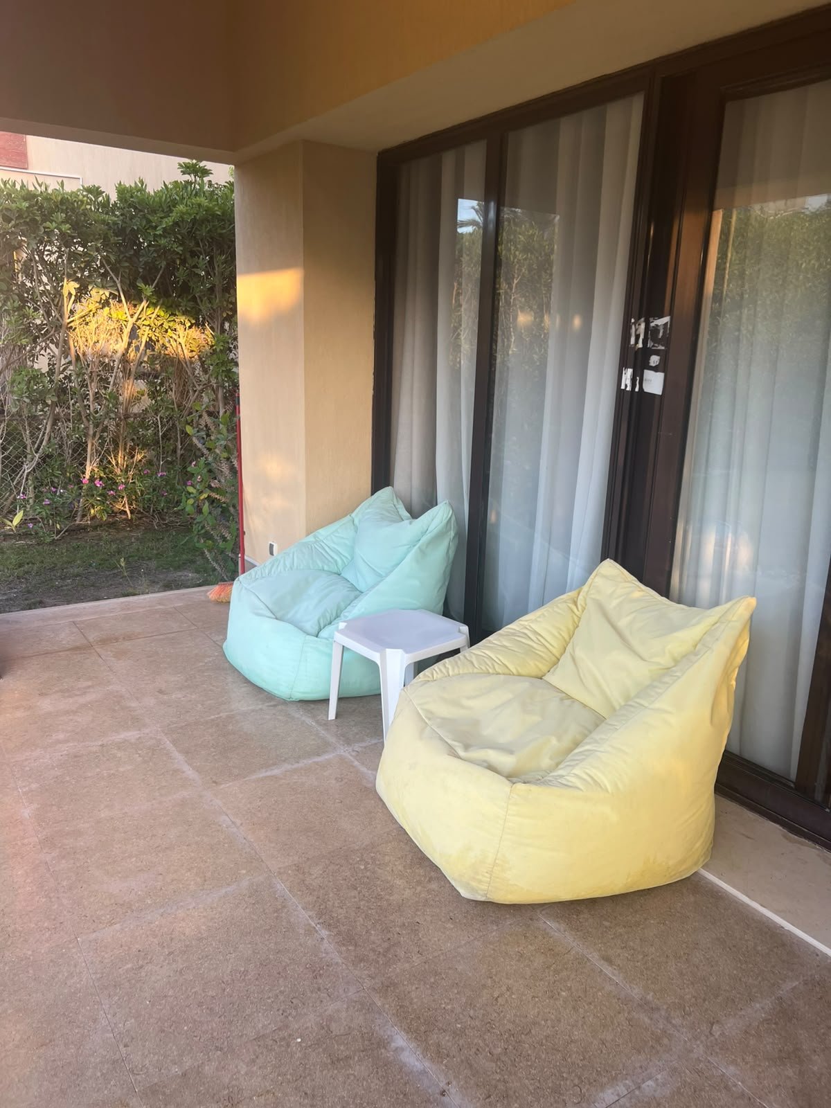 74-marassi-blanca-308-02 Outdoor seating beside the garden, villa for rent in Marassi Blanca, North Coast | جلسة خارجية بجوار الحديقة، فيلا للإيجار في مراسي بلانكا، الساحل الشمالي