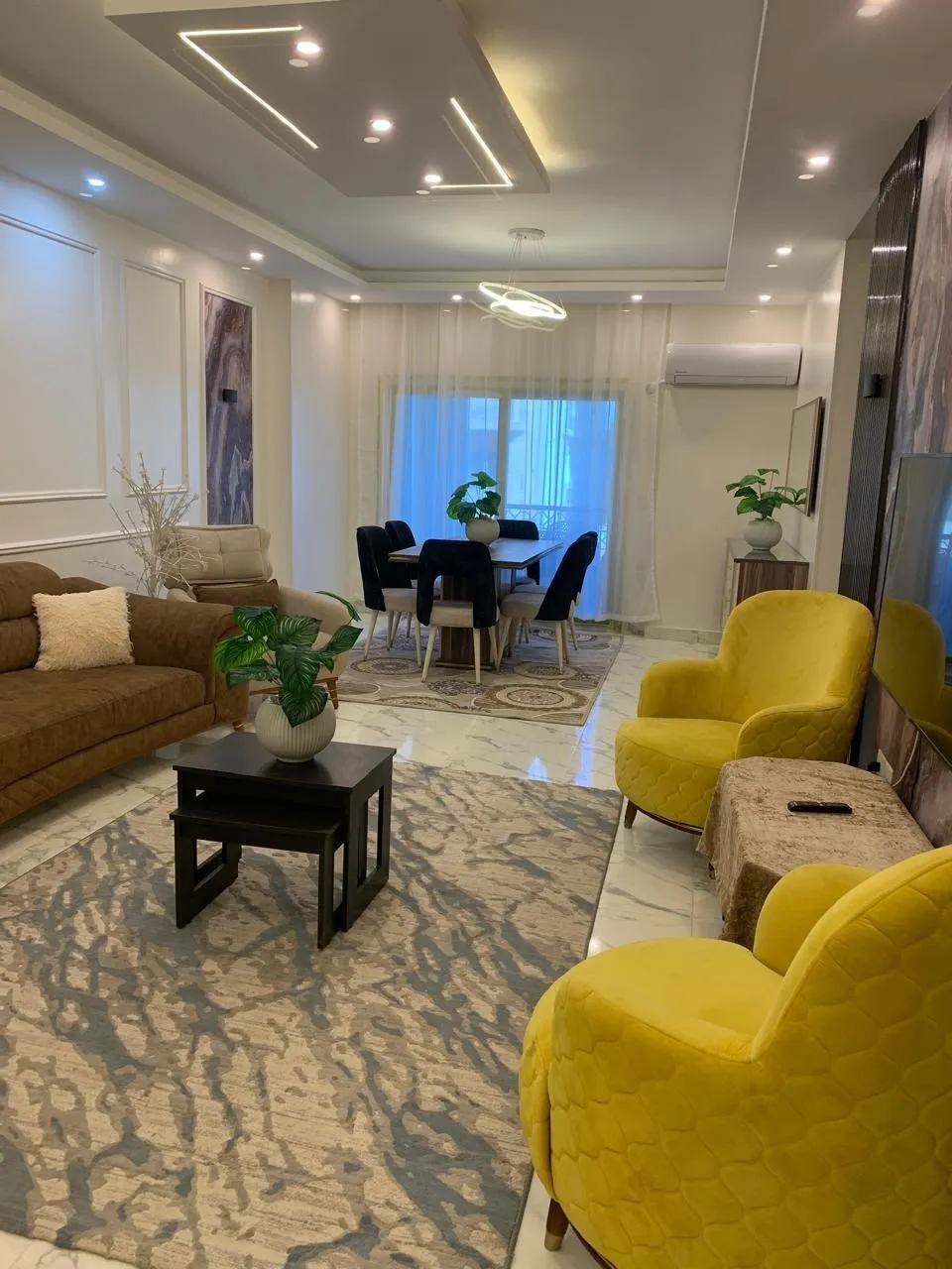 Hotel-style reception and dining corner at El-Andalos Villas, Fifth Settlement, New Cairo, apartment for rent | ريسبشن بفرش فندقي وركن طعام في فيلات الأندلس التجمع الخامس، القاهرة الجديدة، شقة للإيجار