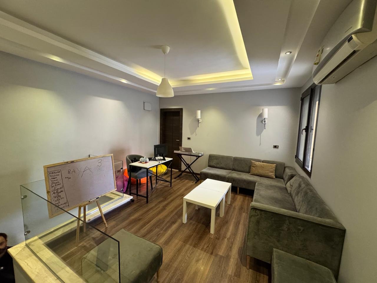 Upstairs living room in Eastown duplex | غرفة المعيشة بالدور العلوي في دوبلكس إيستاون