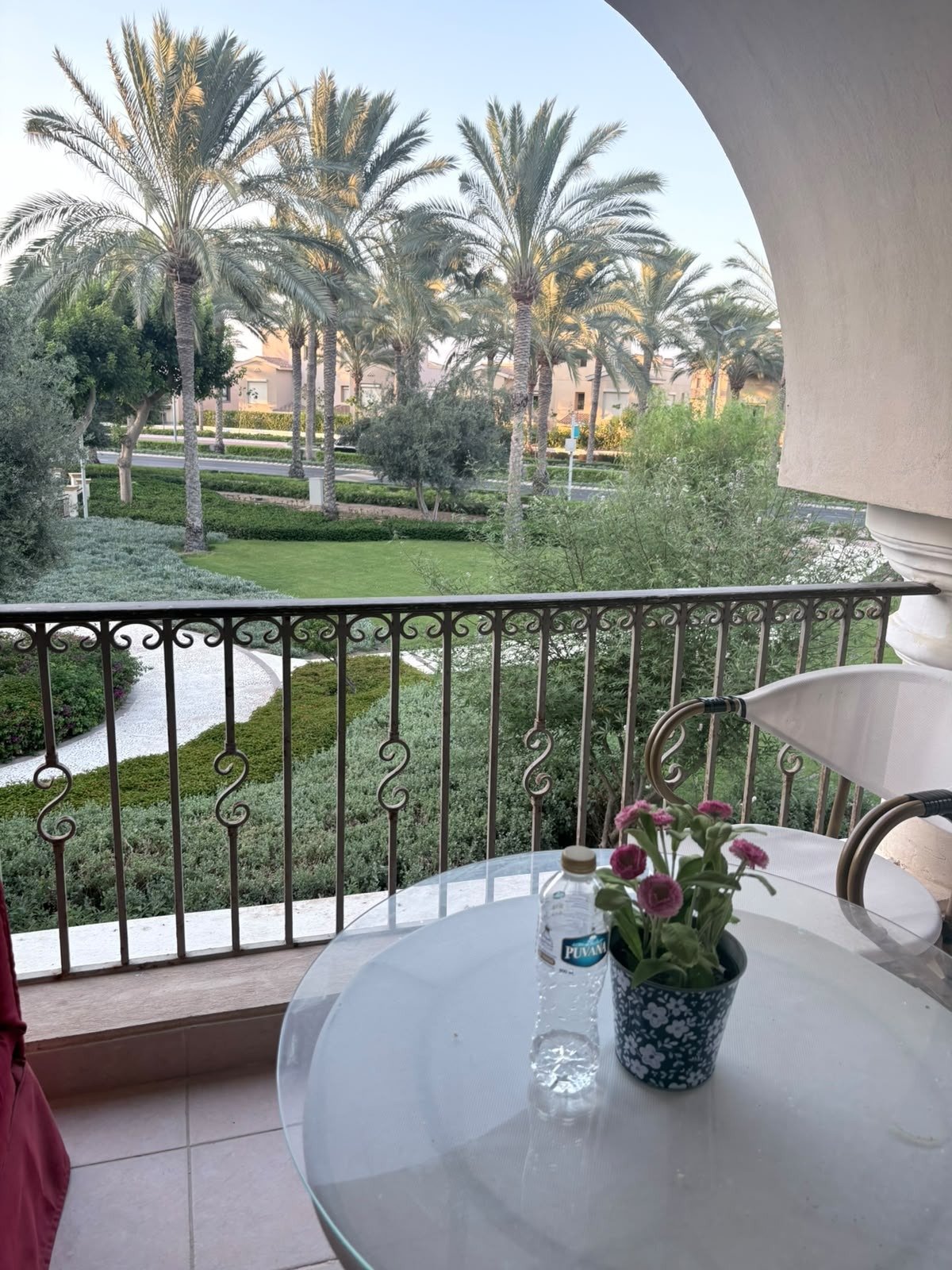Terrace with outdoor table, chalet for rent in Marassi Catania, North Coast | تراس بطاولة خارجية، شاليه للإيجار في مراسي كاتانيا، الساحل الشمالي