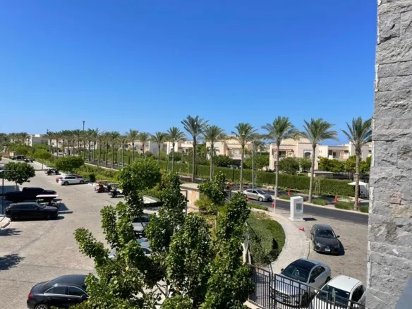 Daytime view of surrounding greenery, second-floor chalet for rent in Marassi Marina 1, North Coast | إطلالة نهارية على المساحات الخضراء المحيطة، شاليه دور ثانٍ للإيجار في مراسي مارينا 1، الساحل الشمالي