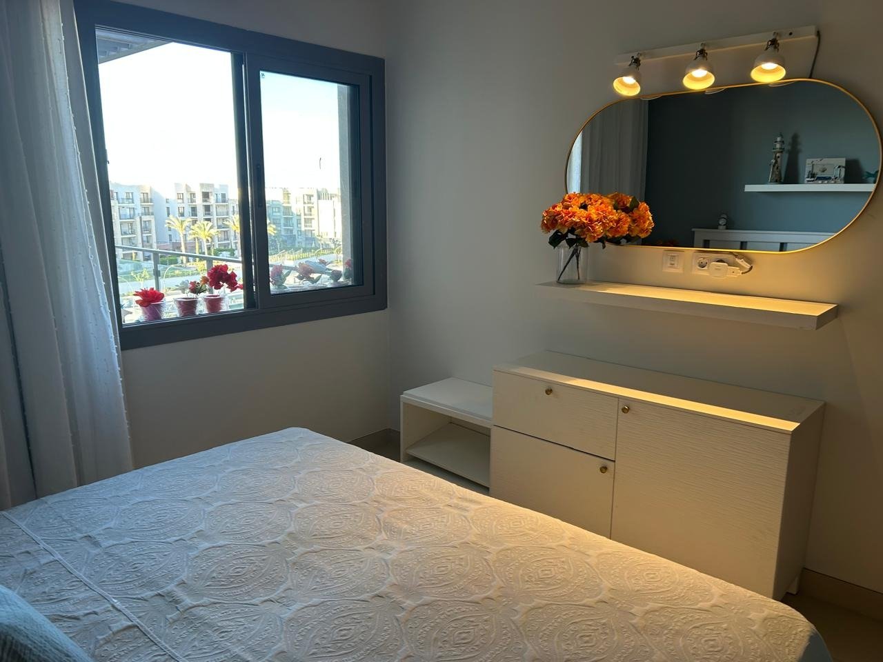 Bedroom dresser and bed, chalet for rent in Marassi Marina Views, North Coast | سرير وتسريحة غرفة النوم، شاليه للإيجار في مراسي مارينا فيوز، الساحل الشمالي