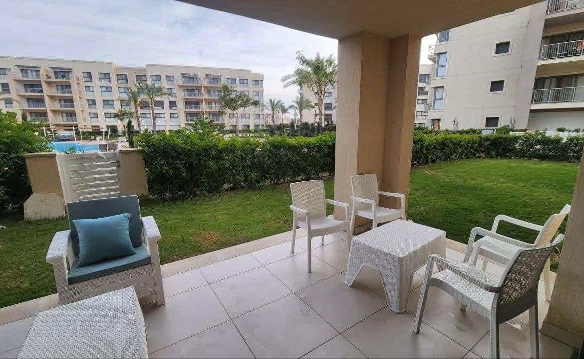 Terrace opening onto the garden, Marassi Marina 2 North Coast chalet for rent | تراس مفتوح على الحديقة، شاليه للإيجار في مراسي مارينا 2 الساحل الشمالي
