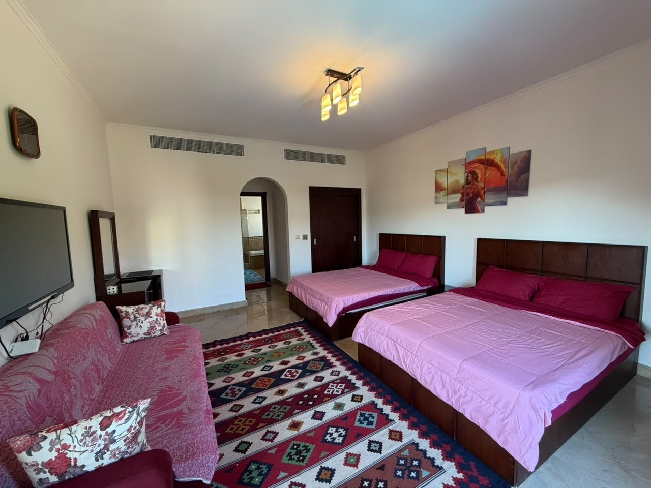 8-marassi-victoria-291-07 Bedroom with double bed and seating, villa for rent in Marassi Victoria, North Coast | غرفة نوم بسرير مزدوج وجلسة، فيلا للإيجار في مراسي فيكتوريا، الساحل الشمالي