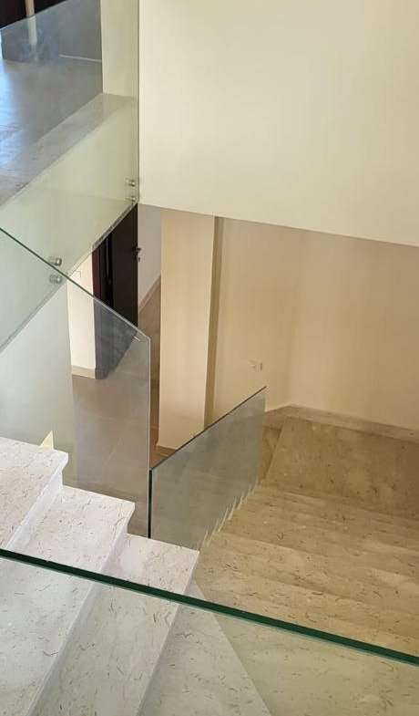 Internal staircase with glass balustrade, Marsa Baghush villa for sale | سلم داخلي بدرابزين زجاجي، فيلا للبيع في مرسى باجوش