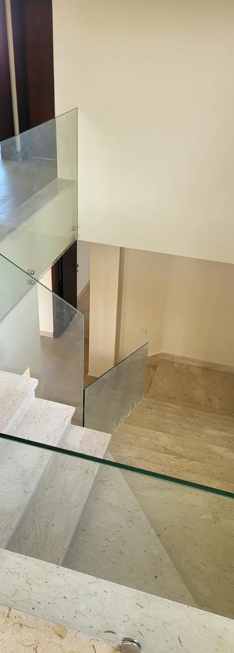 8-marsa-baghush-villa-sale-403-03 Internal staircase with glass balustrade, Marsa Baghush villa for sale | سلم داخلي بدرابزين زجاجي، فيلا للبيع في مرسى باجوش