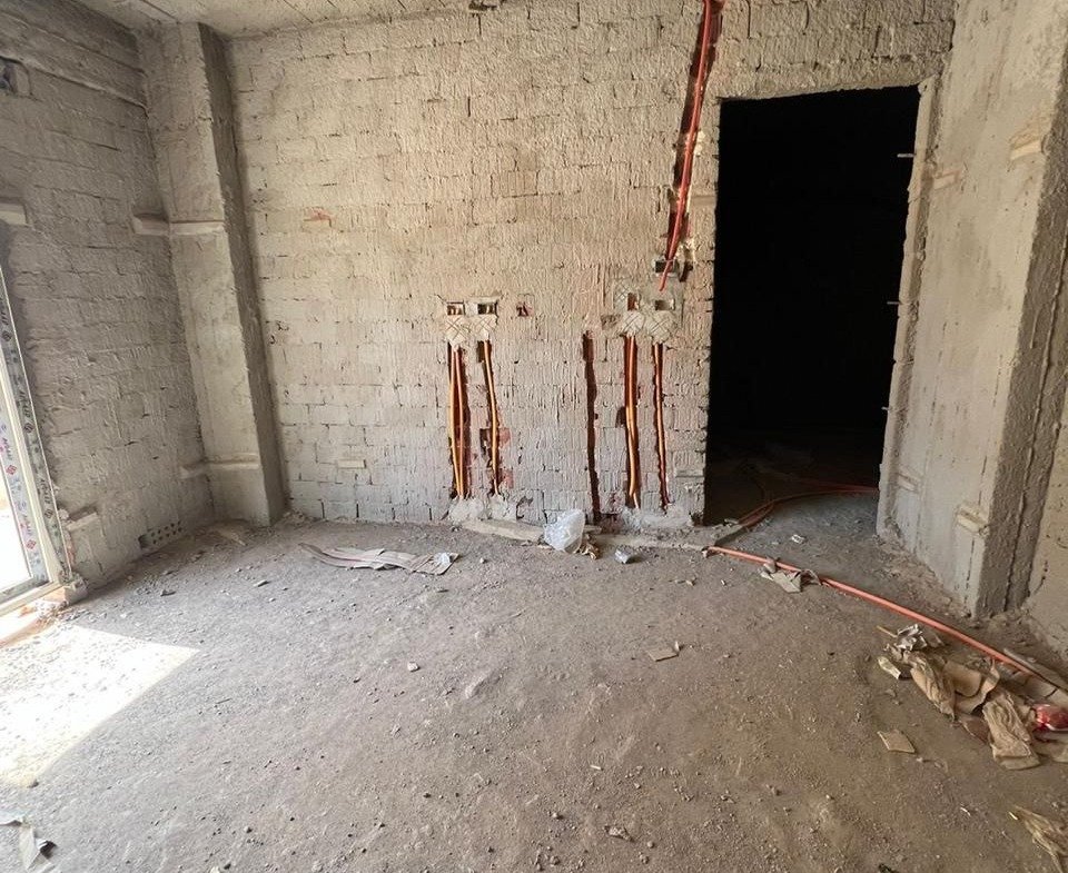 Core-and-shell interior room and doorway in Promenade, Fifth Settlement, New Cairo, apartment for sale | غرفة داخلية طوب أحمر ومدخلها في برومناد التجمع الخامس، شقة للبيع