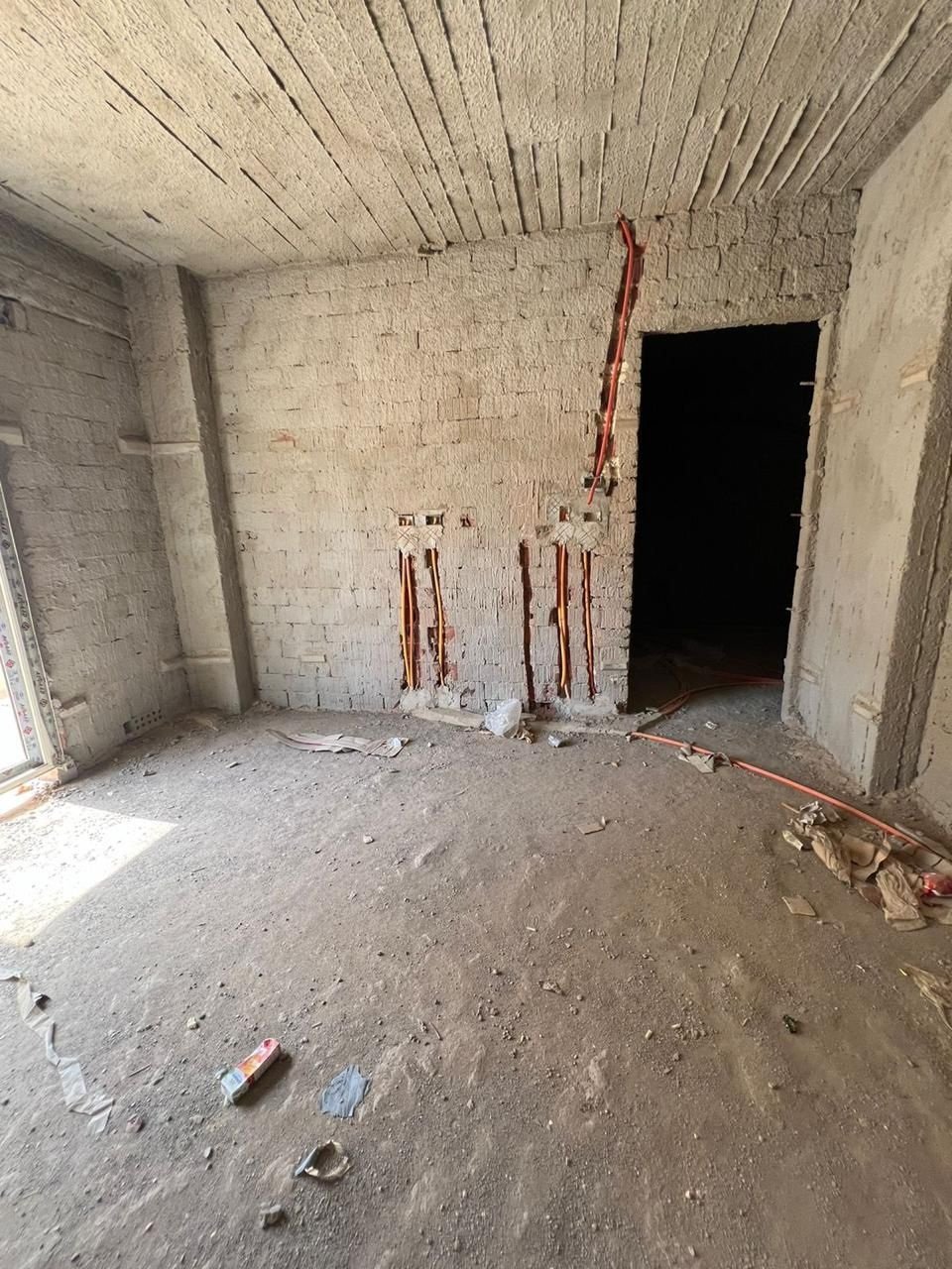 Core-and-shell interior room and doorway in Promenade, Fifth Settlement, New Cairo, apartment for sale | غرفة داخلية طوب أحمر ومدخلها في برومناد التجمع الخامس، شقة للبيع