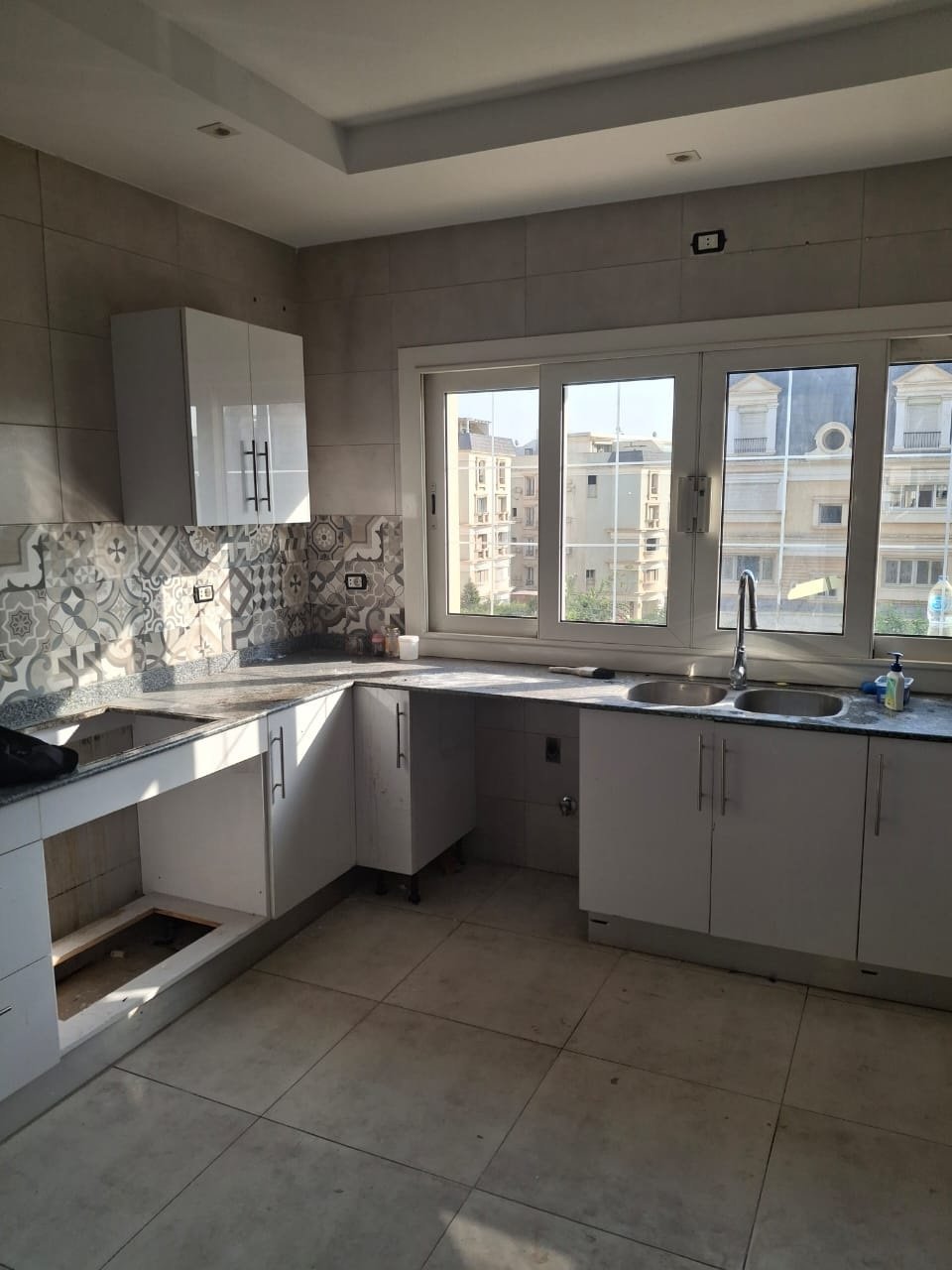 Fitted wooden kitchen, Mountain View Hyde Park iVilla for rent | مطبخ خشب مجهز، آي فيلا للإيجار في ماونتن فيو هايد بارك