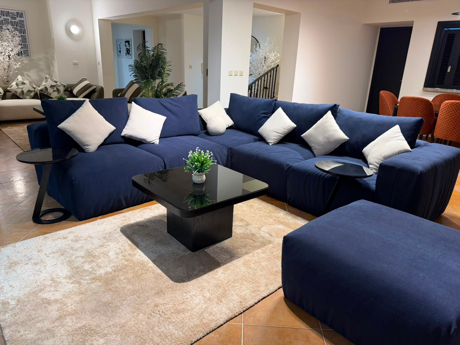 82-marassi-victoria-309-02 Furnished reception with blue seating, villa for rent in Marassi Victoria, North Coast | ريسيبشن مفروش بمقاعد زرقاء، فيلا للإيجار في مراسي فيكتوريا، الساحل الشمالي