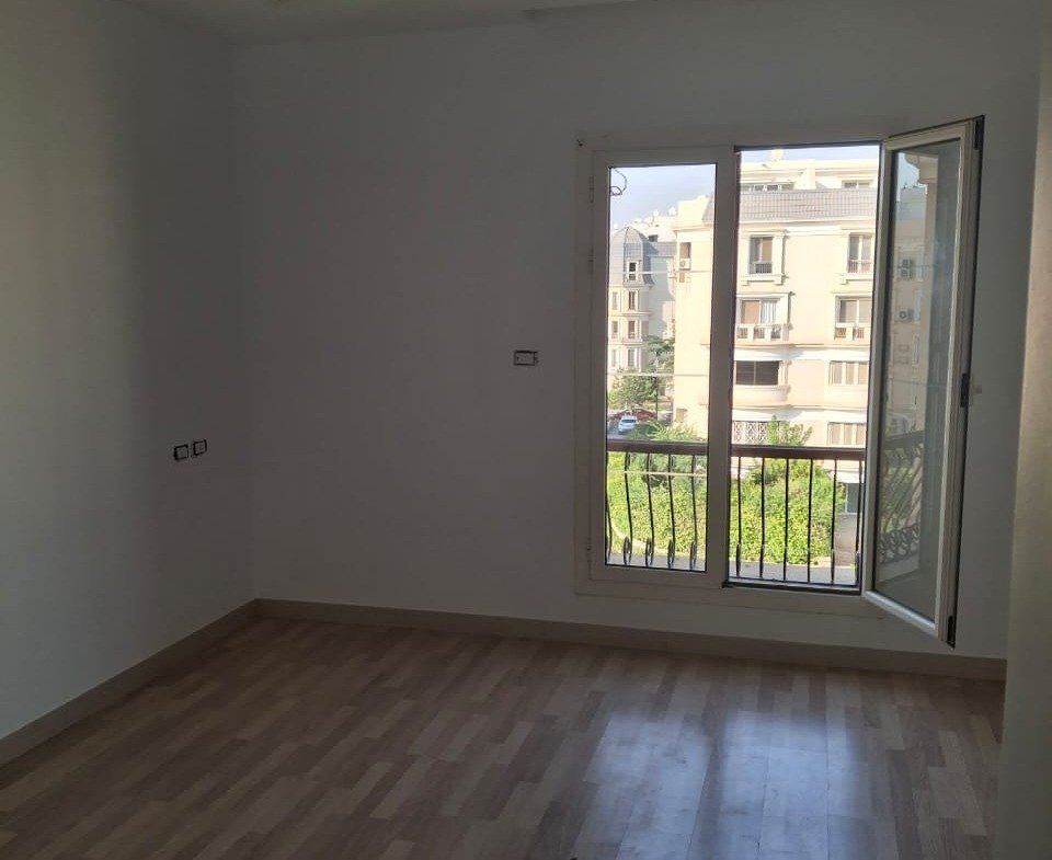 Bedroom with balcony, Mountain View Hyde Park iVilla for rent | غرفة نوم ببلكونة، آي فيلا للإيجار في ماونتن فيو هايد بارك