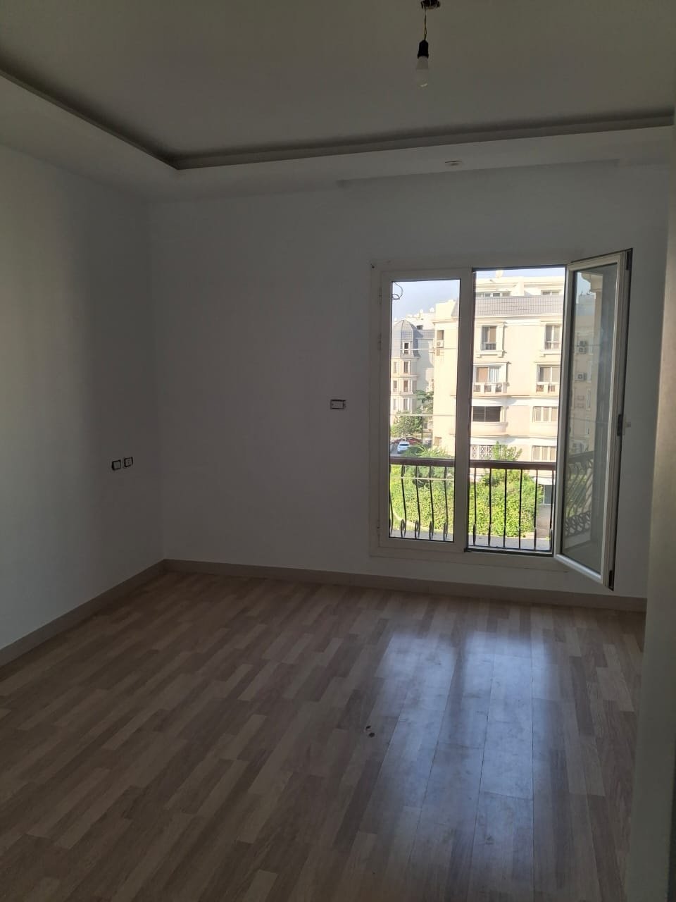 Bedroom with balcony, Mountain View Hyde Park iVilla for rent | غرفة نوم ببلكونة، آي فيلا للإيجار في ماونتن فيو هايد بارك