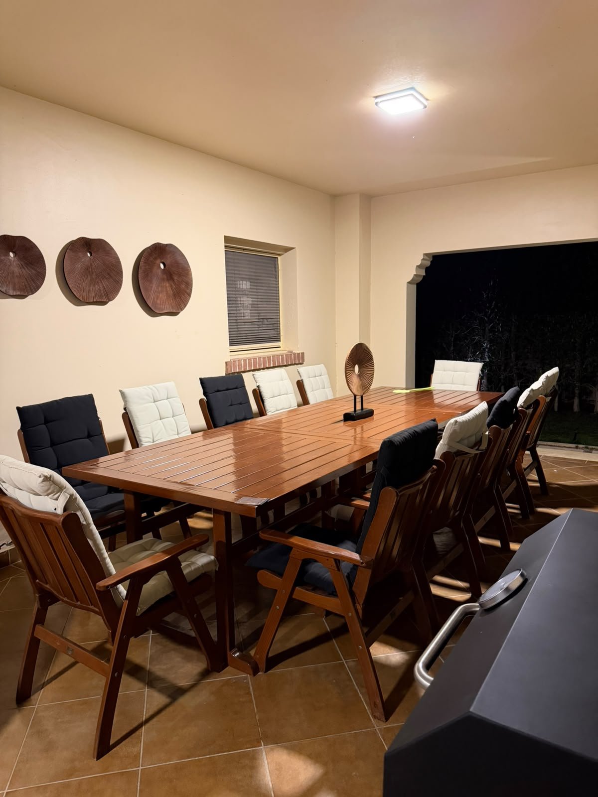 85-marassi-victoria-309-05 Second dining area with wooden chairs, villa for rent in Marassi Victoria, North Coast | منطقة طعام أخرى بكراسي خشبية، فيلا للإيجار في مراسي فيكتوريا، الساحل الشمالي