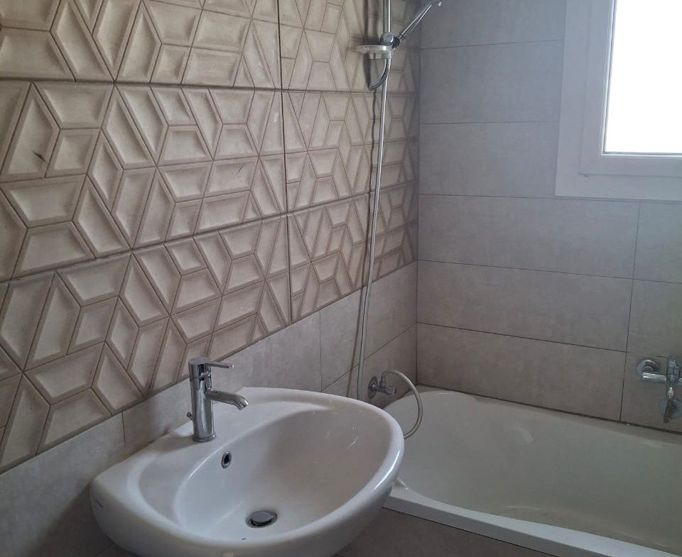 Bathroom with bathtub, Mountain View Hyde Park iVilla for rent | حمام ببانيو، آي فيلا للإيجار في ماونتن فيو هايد بارك