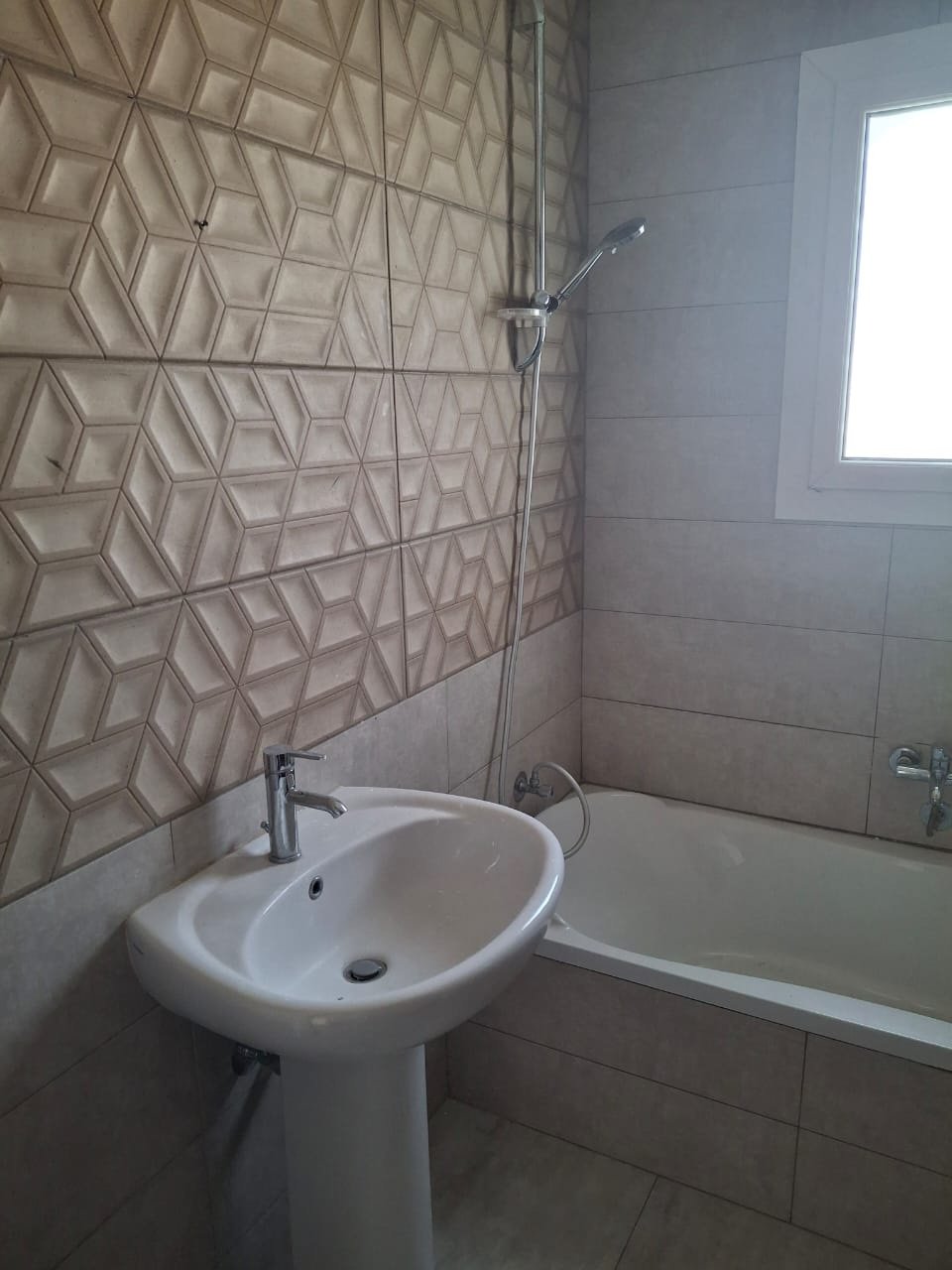 Bathroom with bathtub, Mountain View Hyde Park iVilla for rent | حمام ببانيو، آي فيلا للإيجار في ماونتن فيو هايد بارك