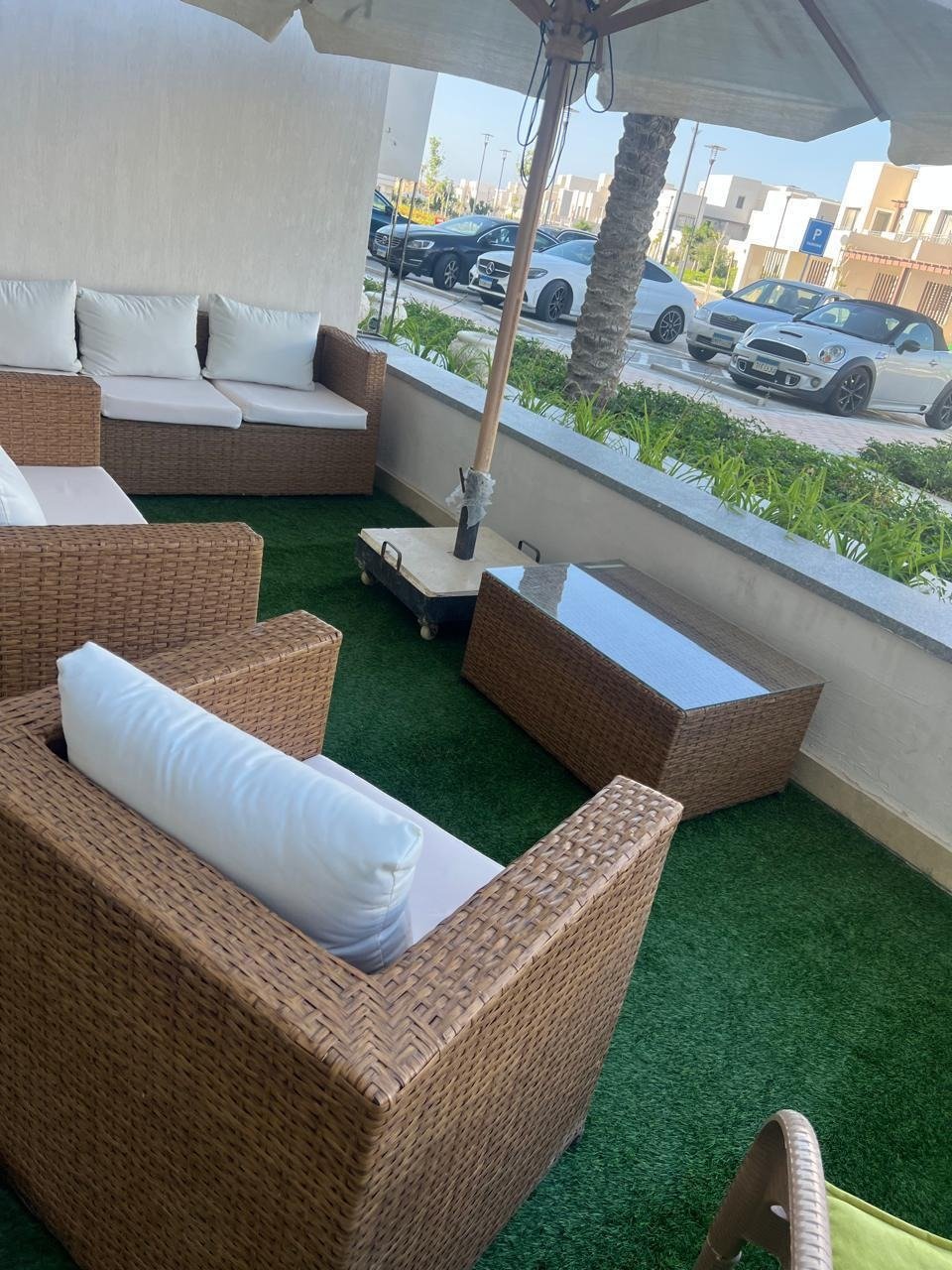Covered furnished terrace with outdoor view, chalet for rent in Marassi Faya, North Coast | تراس مغطى مفروش بإطلالة خارجية، شاليه للإيجار في مراسي فايا، الساحل الشمالي