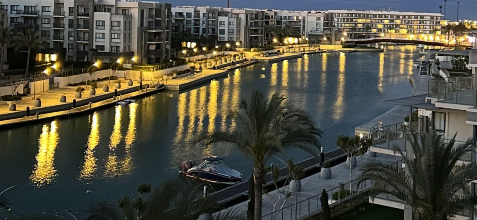 Marina view at night, chalet for rent in Marassi Marina Views, North Coast | إطلالة ليلية على المارينا، شاليه للإيجار في مراسي مارينا فيوز، الساحل الشمالي