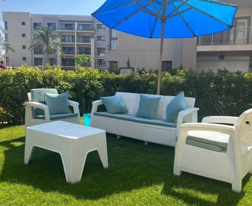 Garden seating and outdoor umbrella, Marassi Marina 2 North Coast chalet for rent | جلسة الحديقة والمظلة، شاليه للإيجار في مراسي مارينا 2 الساحل الشمالي