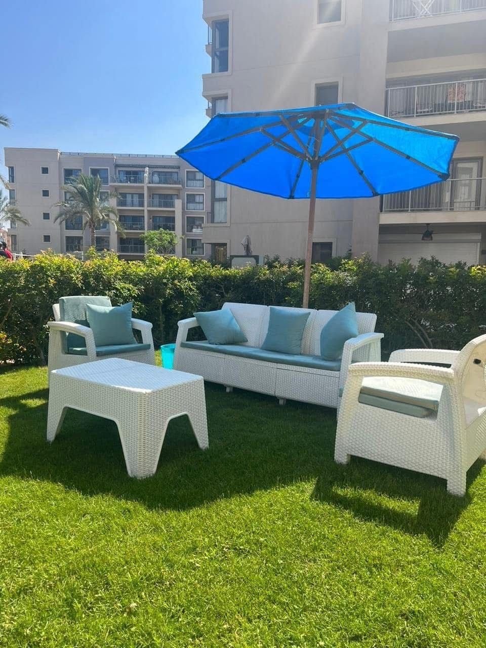 Garden seating and outdoor umbrella, Marassi Marina 2 North Coast chalet for rent | جلسة الحديقة والمظلة، شاليه للإيجار في مراسي مارينا 2 الساحل الشمالي