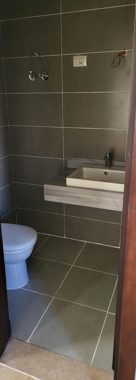 9-marsa-baghush-villa-sale-403-04 First tiled bathroom, Marsa Baghush villa for sale | الحمام الأول بالسيراميك، فيلا للبيع في مرسى باجوش