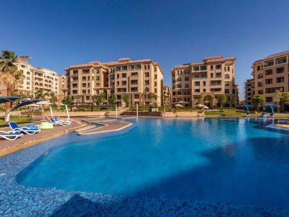 Swimming pool and residential buildings in 90 Avenue compound, New Cairo (developer photo) | حمام سباحة ومباني كمبوند 90 أفينيو التجمع الخامس (صورة المطور)
