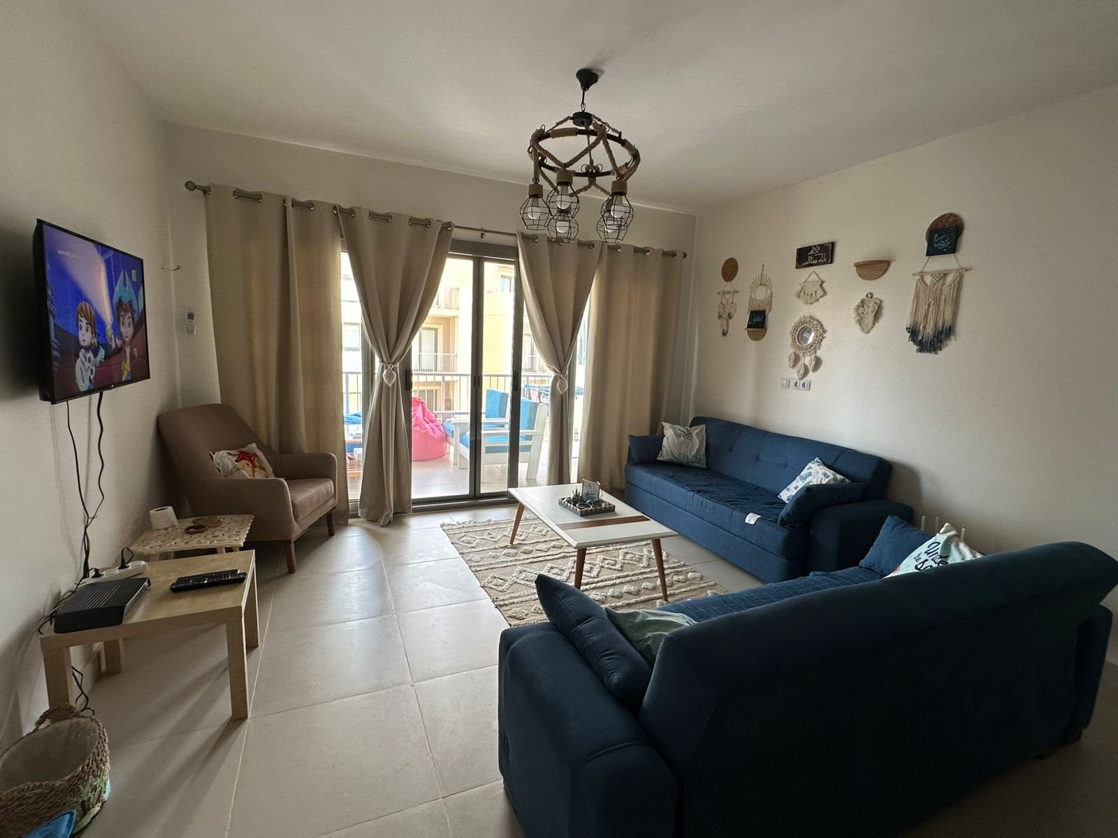 91-marassi-marina-2-310-01 Furnished reception beside terrace doors, chalet for rent in Marassi Marina 2, North Coast | ريسيبشن مفروش بجوار أبواب التراس، شاليه للإيجار في مراسي مارينا 2، الساحل الشمالي