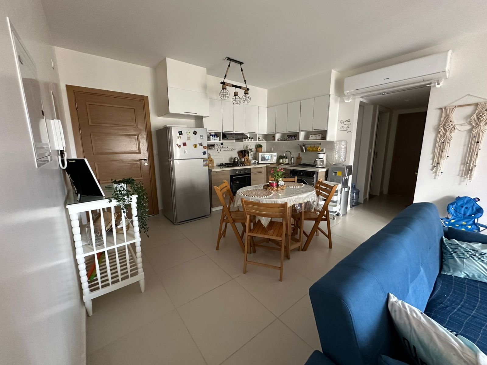 93-marassi-marina-2-310-03 Dining area beside equipped kitchen, chalet for rent in Marassi Marina 2, North Coast | منطقة طعام بجوار المطبخ المجهز، شاليه للإيجار في مراسي مارينا 2، الساحل الشمالي