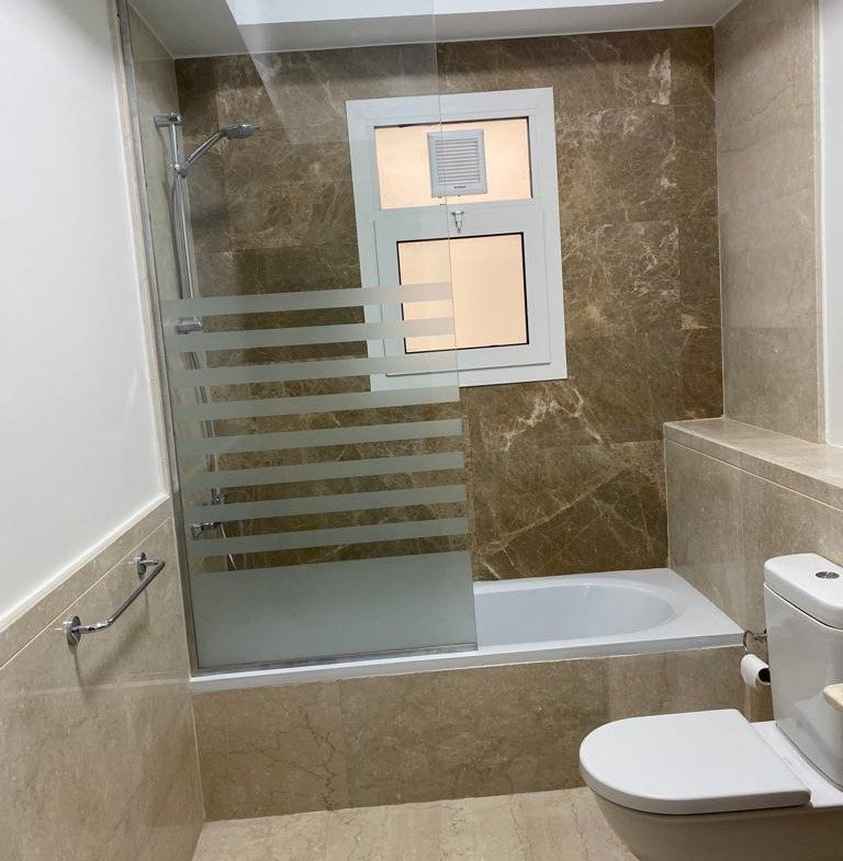 Bathroom with bathtub, Mivida Boulevard furnished apartment for rent | حمام ببانيو، شقة مفروشة للإيجار في ميفيدا بوليفارد