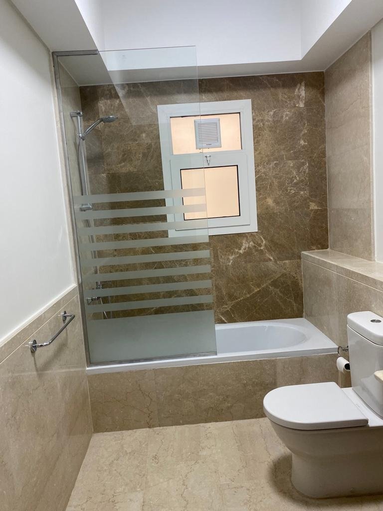 95-mivida-boulevard-apartment-rent-449-06 Bathroom with bathtub, Mivida Boulevard furnished apartment for rent | حمام ببانيو، شقة مفروشة للإيجار في ميفيدا بوليفارد