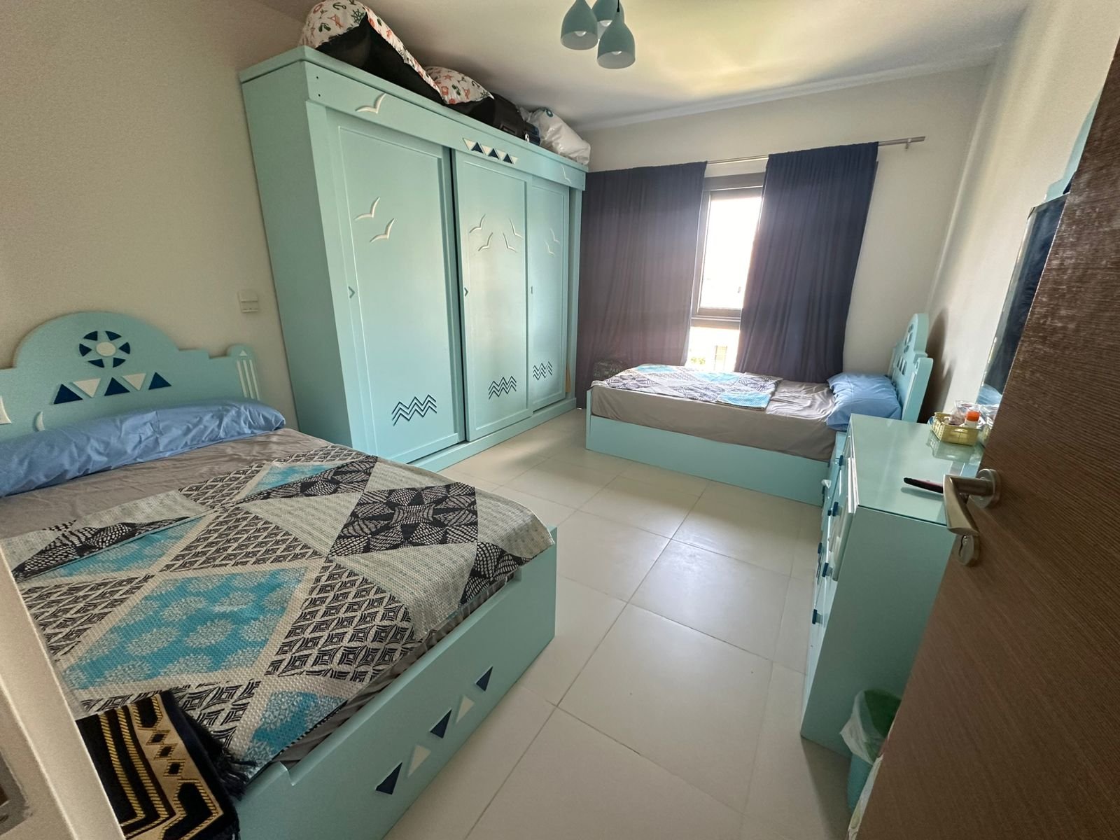96-marassi-marina-2-310-06 Bedroom with twin beds, chalet for rent in Marassi Marina 2, North Coast | غرفة نوم بسريرين، شاليه للإيجار في مراسي مارينا 2، الساحل الشمالي