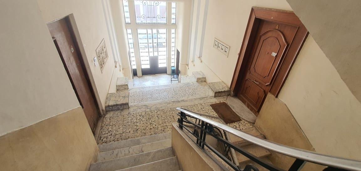 Staircase landing with apartment doors - بسطة السلم وأبواب الشقق - 102-08