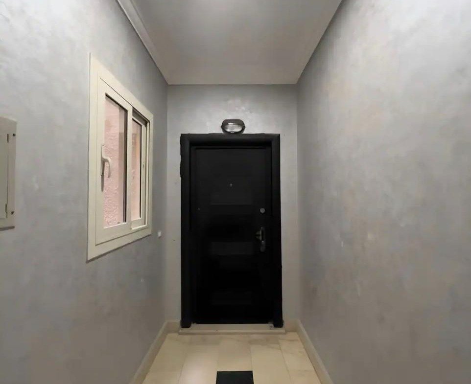 Narrow entry corridor leading to the front door - apartment in Akoya, New Cairo