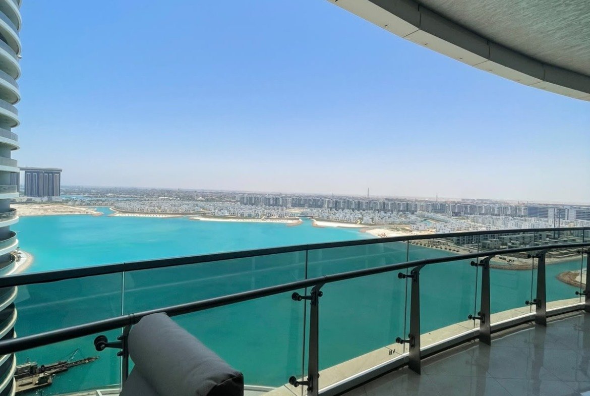 بلكونة منحنية بسور زجاجي تطل على البحر - شاليه في أبراج العلمين الشاطئية (نورث إيدج)