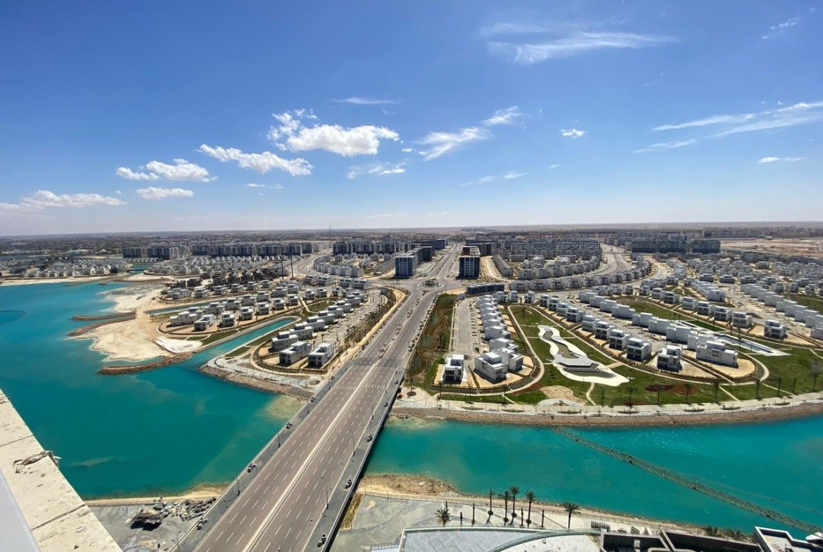 Aerial view of the lagoon and the bridge crossing it - chalet in Alamein Towers