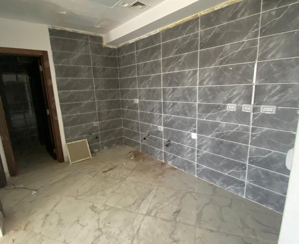 Bathroom with grey marble walls - chalet in Alamein Towers