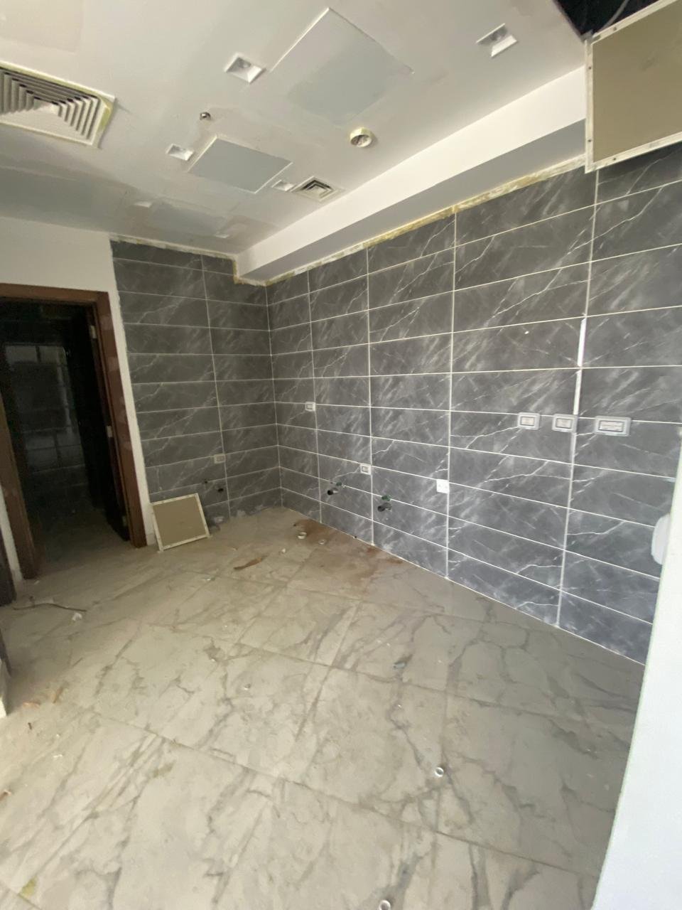 Bathroom with grey marble walls - chalet in Alamein Towers