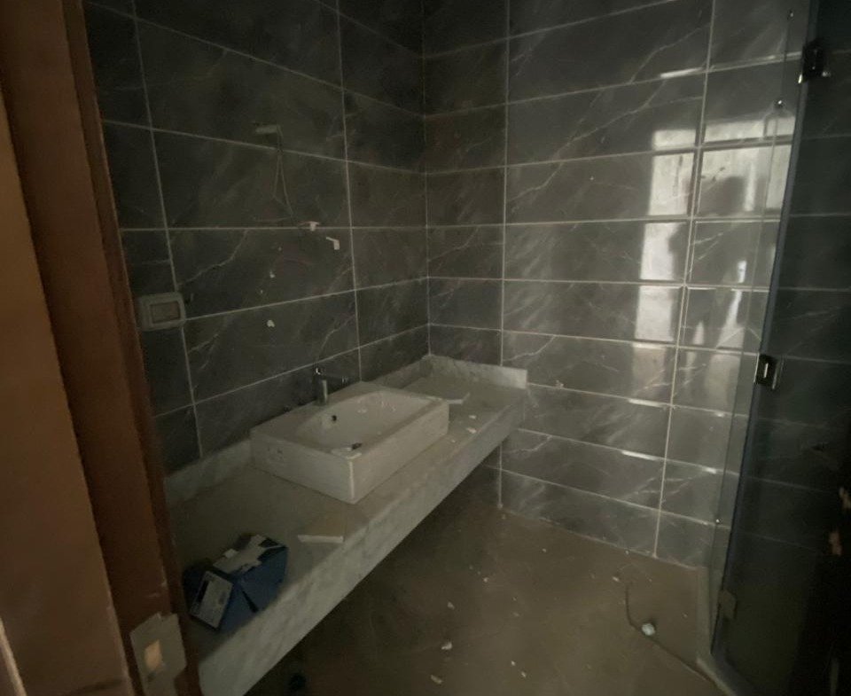 Bathroom with dark marble tiles - chalet in Alamein Towers